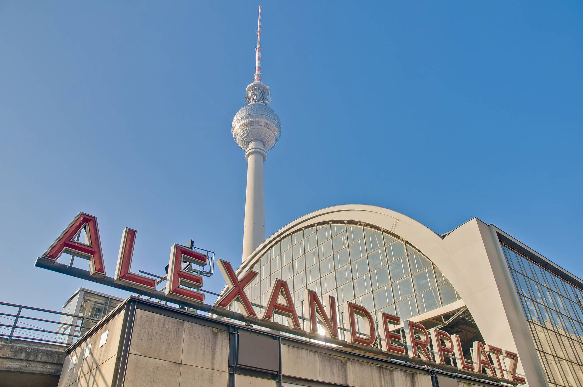 Der Alexanderplatz – Weltzeituhr besichtigen und shoppen gehen - H-Hotels.com