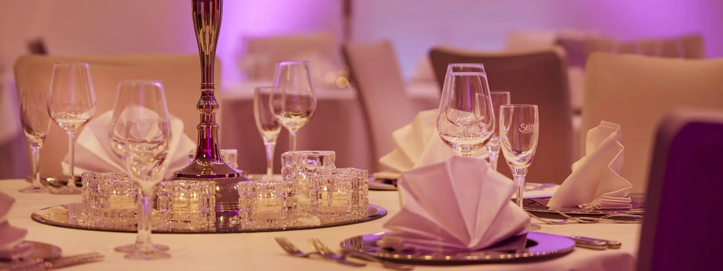 Festlich geschmückter Tisch - H-Hotels.com