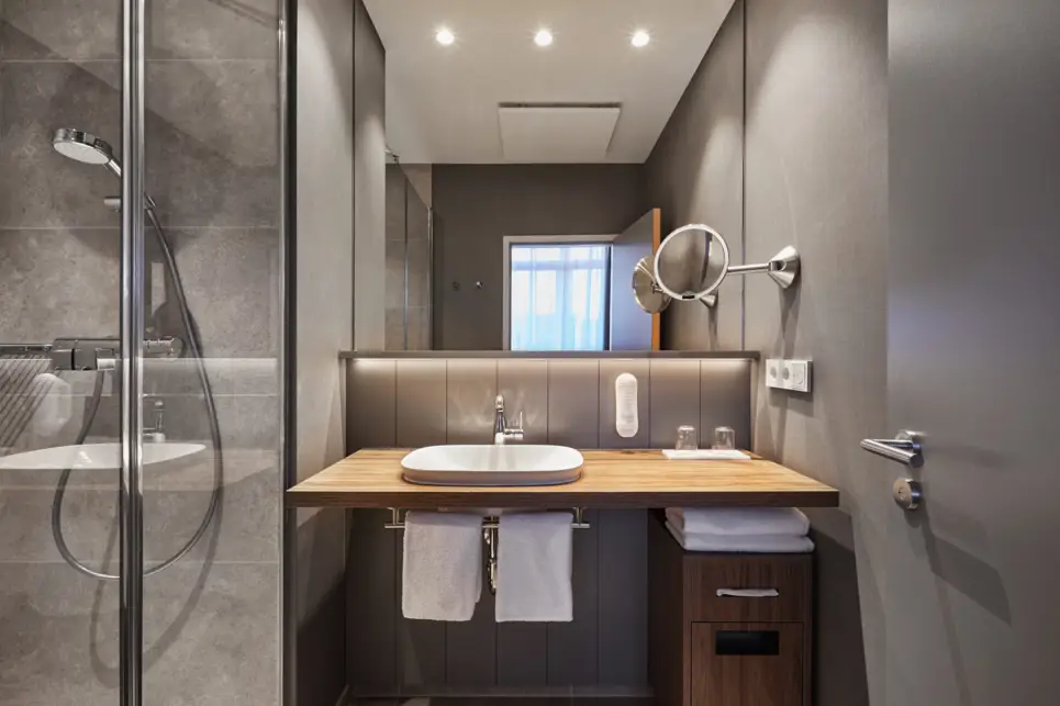 Modern bathroom at the H+ Hotel Bremen