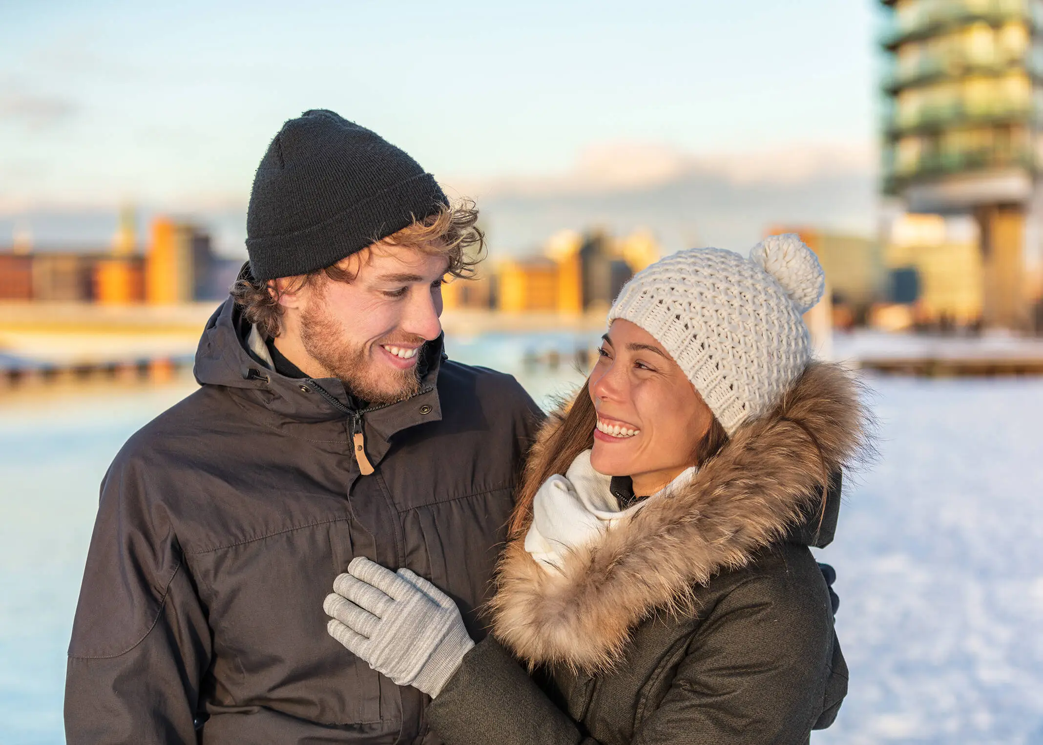 Ein Paar läuft im Schnee.