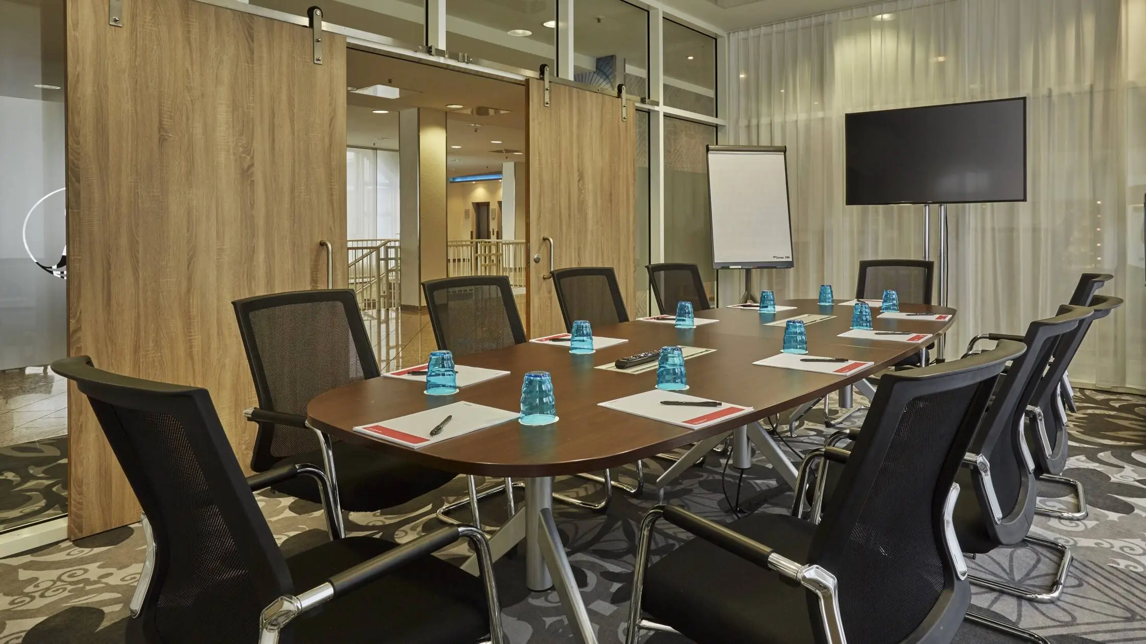 Boardroom mit einem Konferenztisch und einem Fernseher.