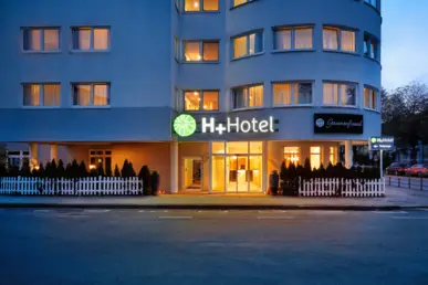 Beleuchteter Eingangsbereich vom Hotel bei Nacht.