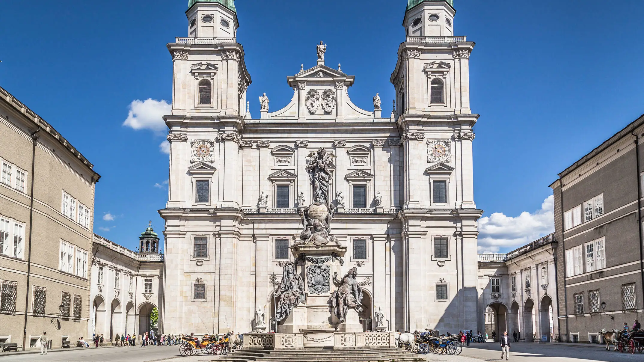 Catedral de Salzburgo con fuente