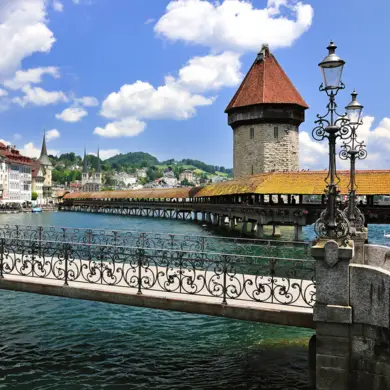 Vista sobre el agua hasta el Puente de la Capilla en Lucerna