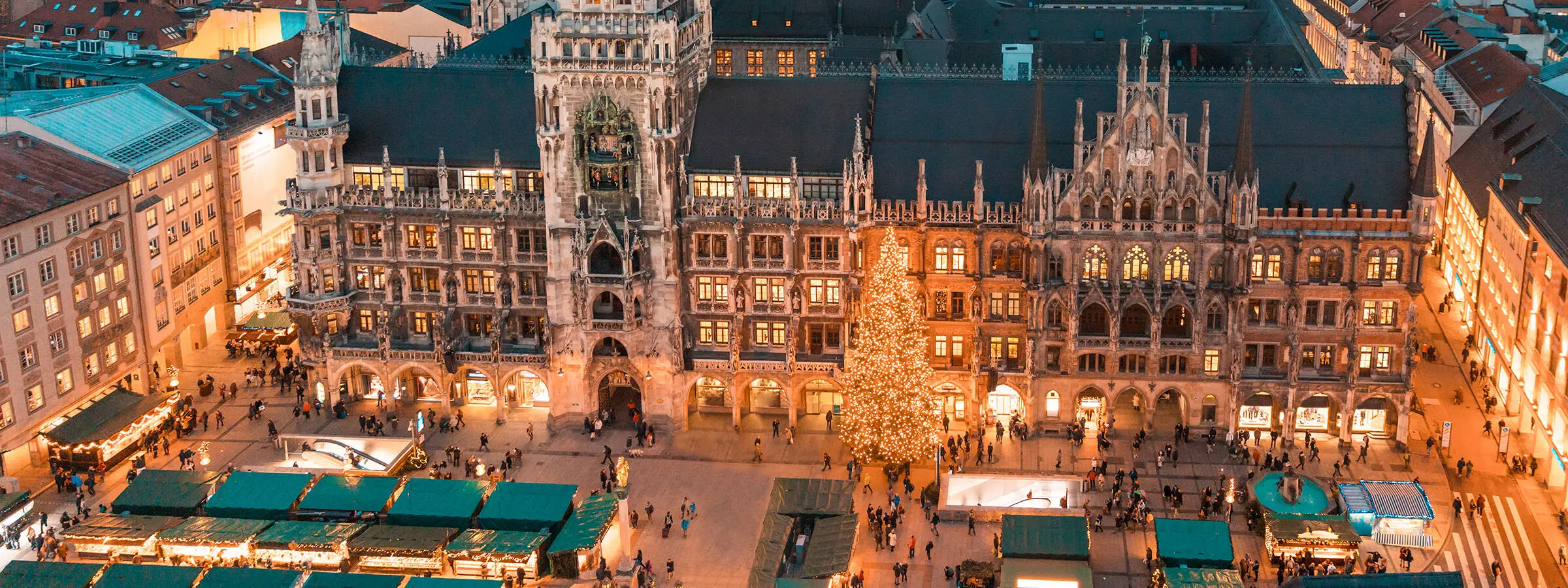 Weihnachtsmarkt am alten Rathaus in München von oben.