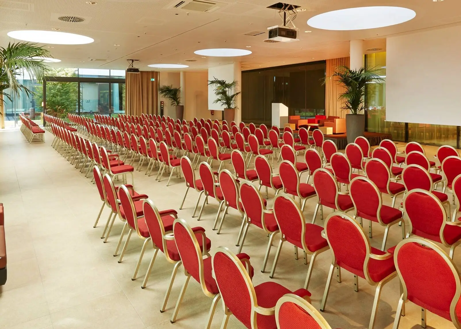 Bright conference rooms at the H4 Hotel München Messe