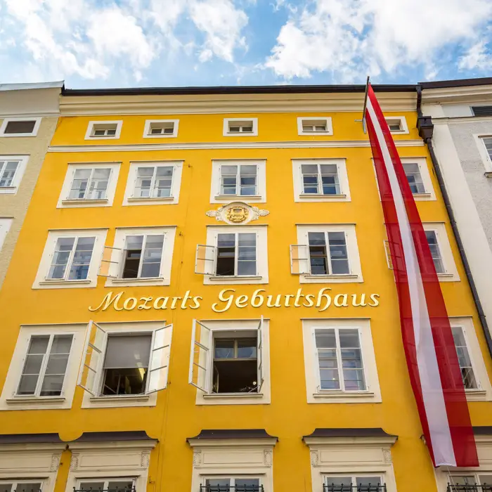 Casa amarilla con las letras de la casa natal de Mozart