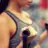 Eine Frau betreibt Sport mit Fitnessgeräten in einem Studio.
