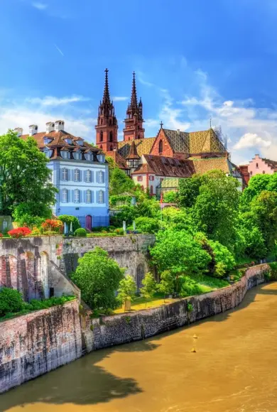 Vue du Rhin sur la rive avec la cathédrale de Bâle en arrière-plan