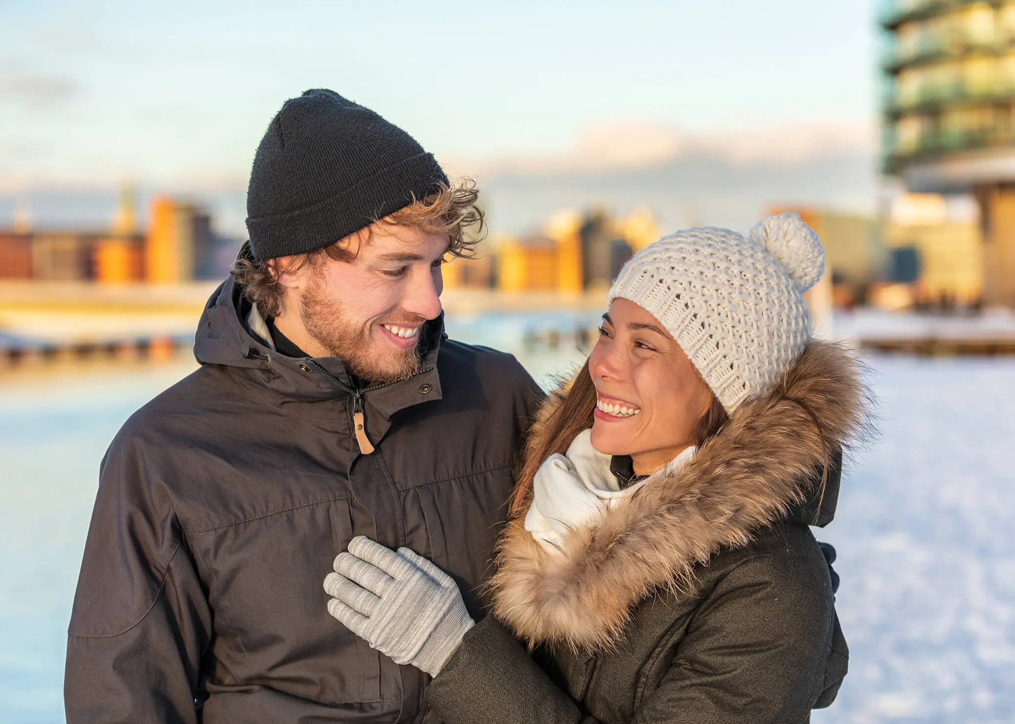 Un couple court dans la neige.