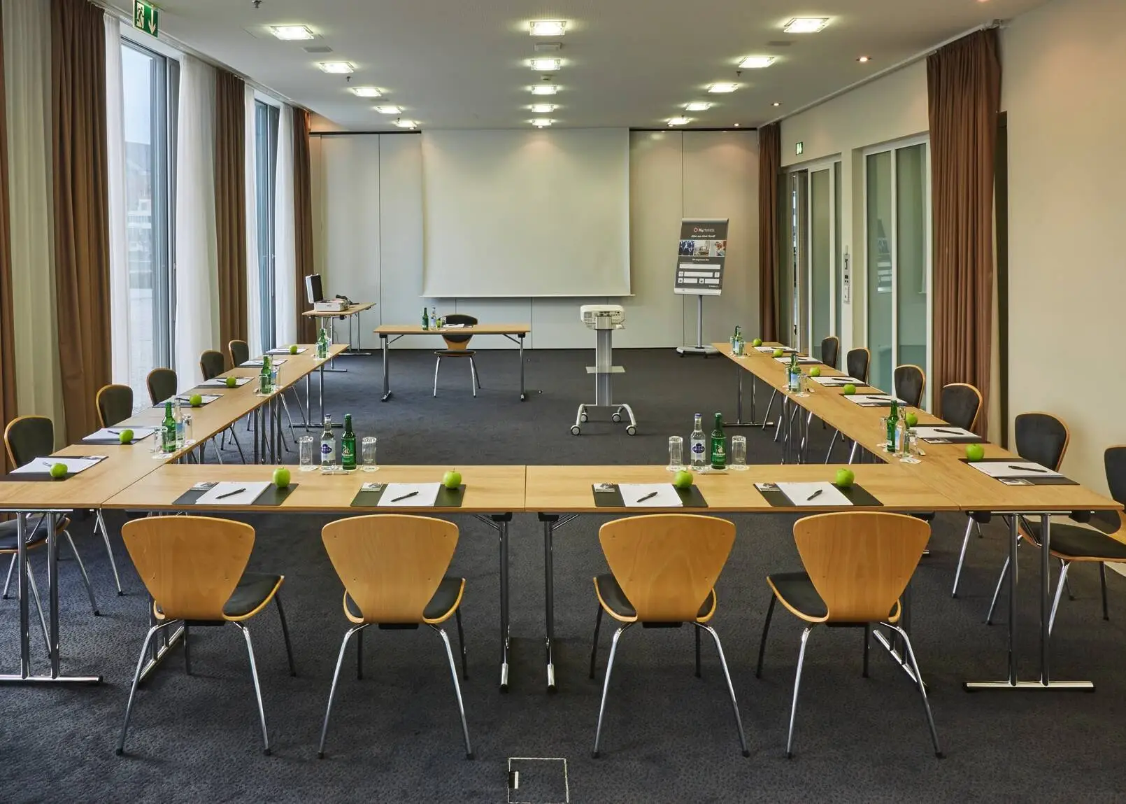 Konferenzraum mit UForm Bestuhlung vom H4 Hotel Solothurn.