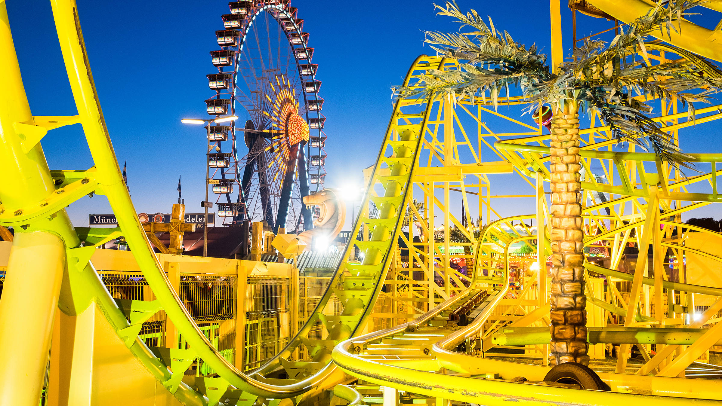 Achterbahn auf dem Oktoberfest - H-Hotels.com - Offizielle Webseite Achterbahn auf dem Oktoberfest - H-Hotels.com - Offizielle Webseite