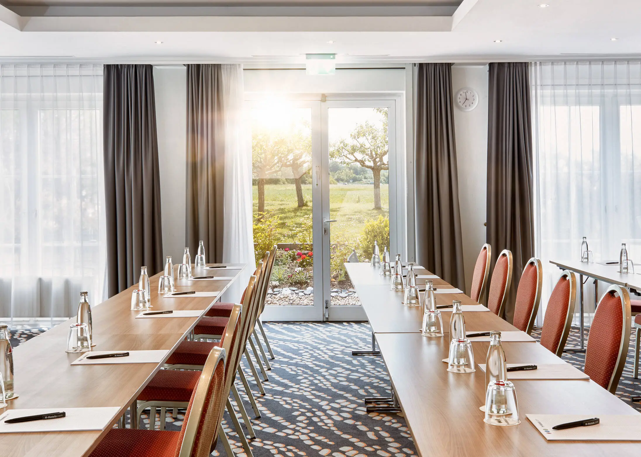 Heller Tagungsraum mit Sonnenschein.