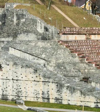 Blick von der Seite auf die Sitzplätze der Augusta Raurica