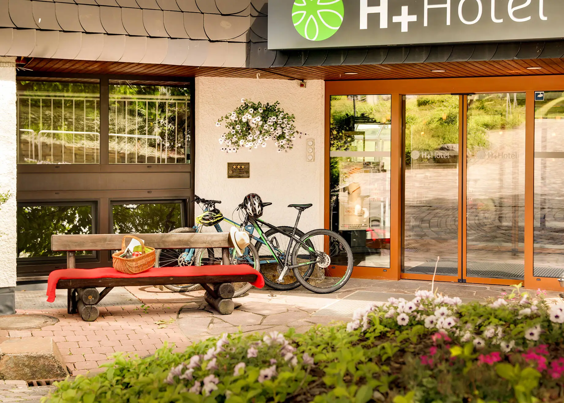 Ingresso dell'H+ Hotel Willingen con biciclette.