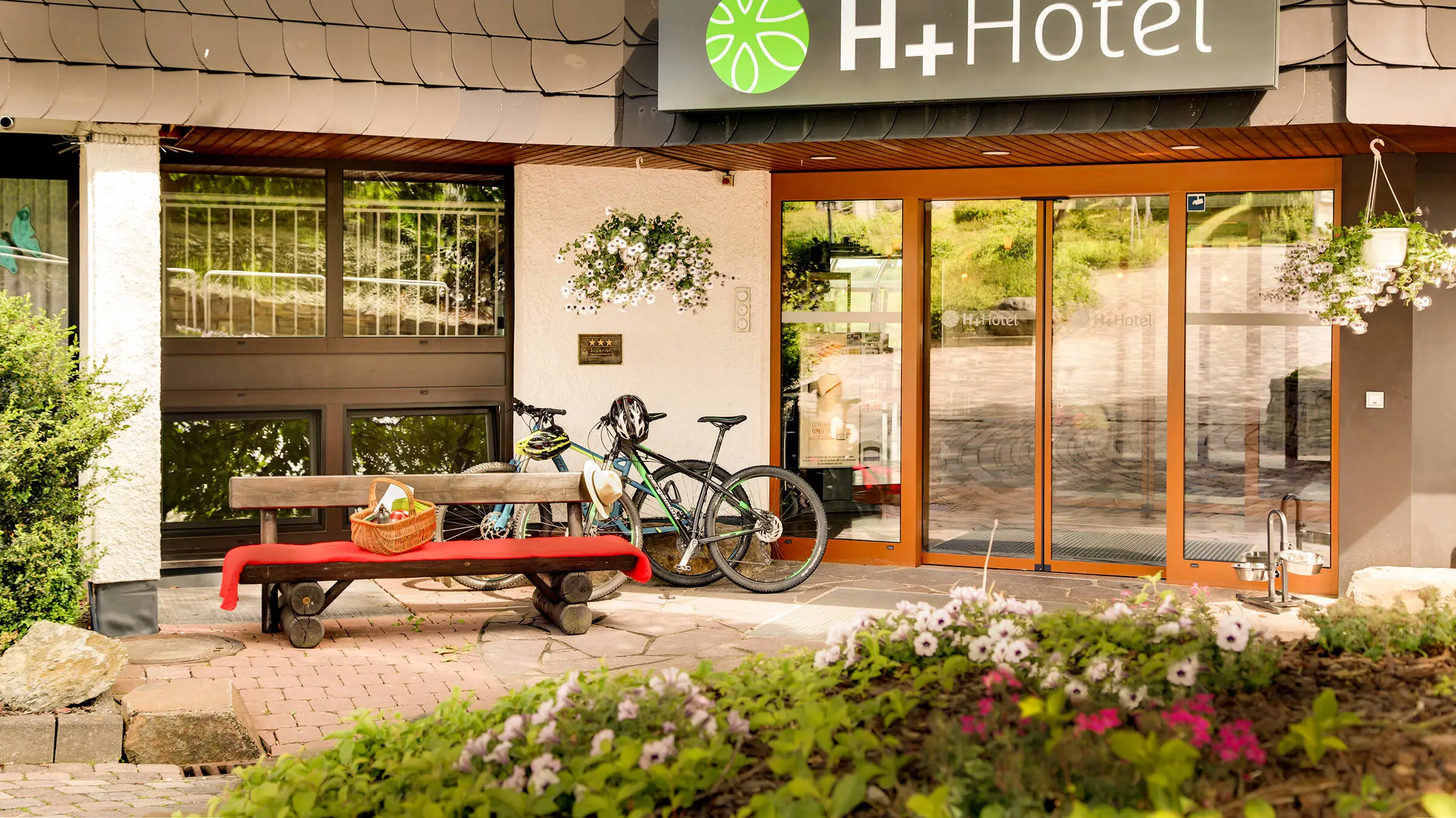 Ingresso dell'H+ Hotel Willingen con biciclette.