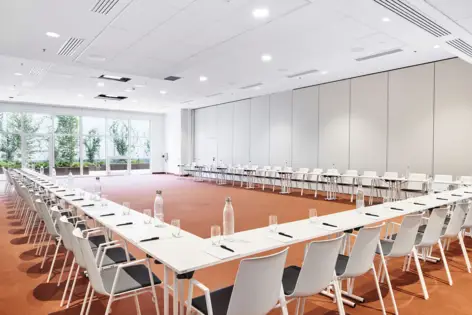 U-Form Im Tagunsgraum vom H4 Hotel Wyndham Paris Pleyel Resort