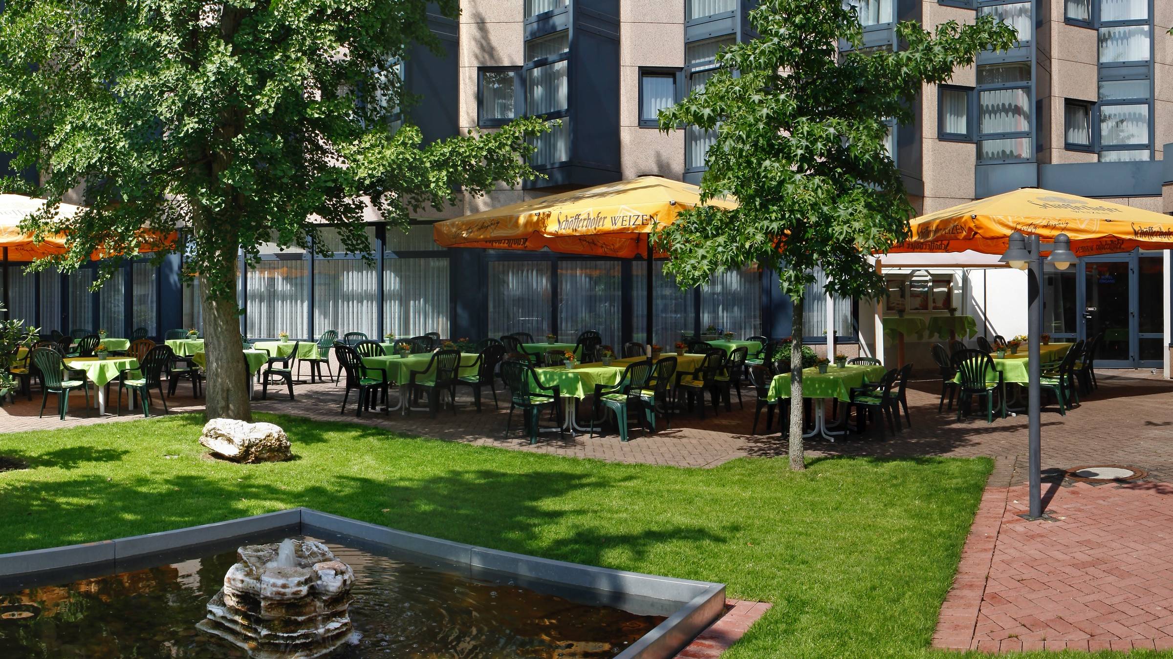 Gartenterrasse im H+ Hotel Köln Brühl - Offizielle Webseite Gartenterrasse im H+ Hotel Köln Brühl - Offizielle Webseite