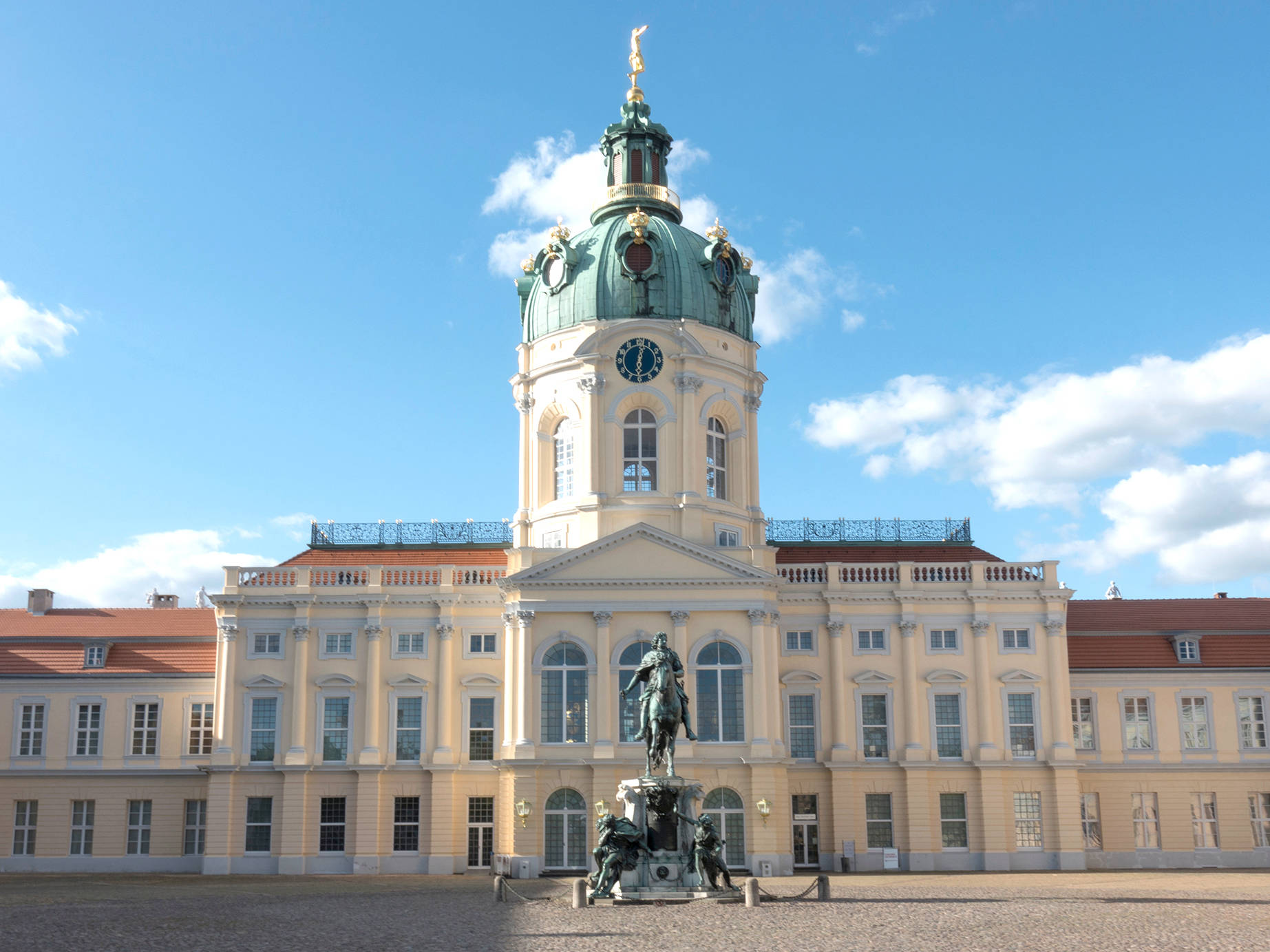 Kuppel und Statur vom Schloss Charlottenburg | H-Hotels.com Kuppel und Statur vom Schloss Charlottenburg | H-Hotels.com