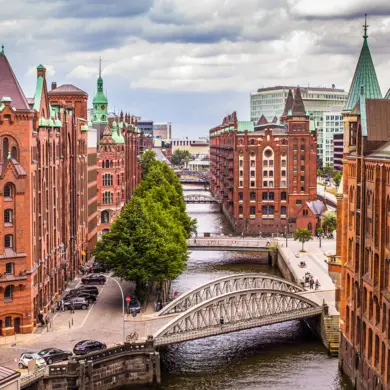 Speicherstadt von oben mit zahlreichen Backsteinhäusern und Brücken über die Elbe.