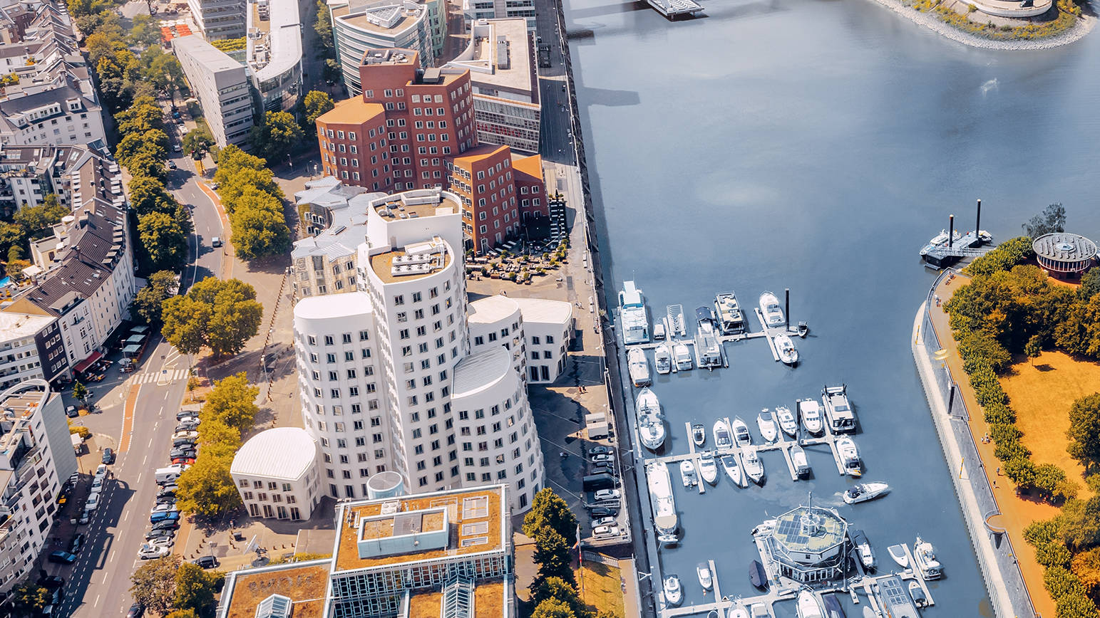 Edifici di Gehry al Medienhafen - H2 Hotel Düsseldorf City - sito web ufficiale Edifici di Gehry al Medienhafen - H2 Hotel Düsseldorf City - sito web ufficiale