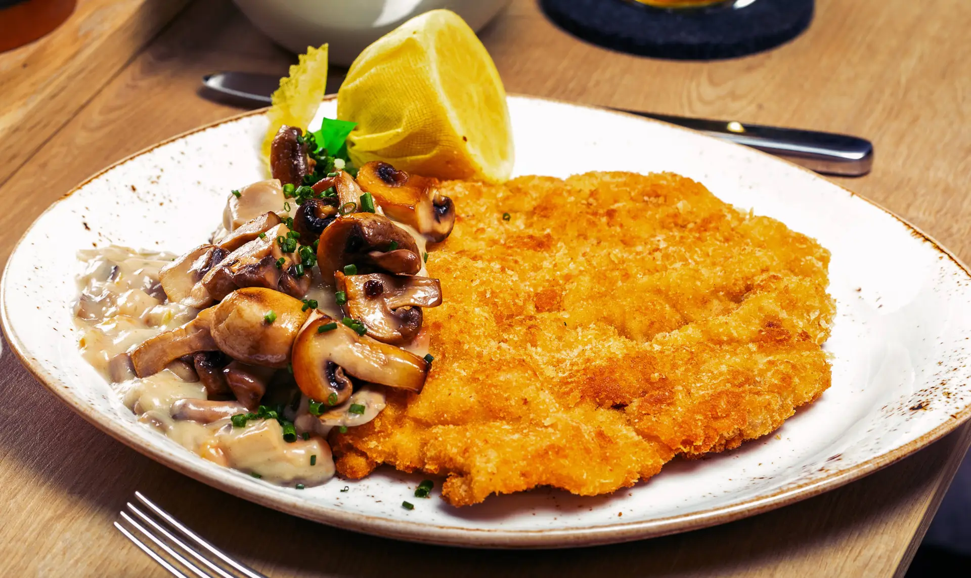 Jägerschnitzel - FRIEDRICHS Schnitzel-Bar - H-Hotels.com