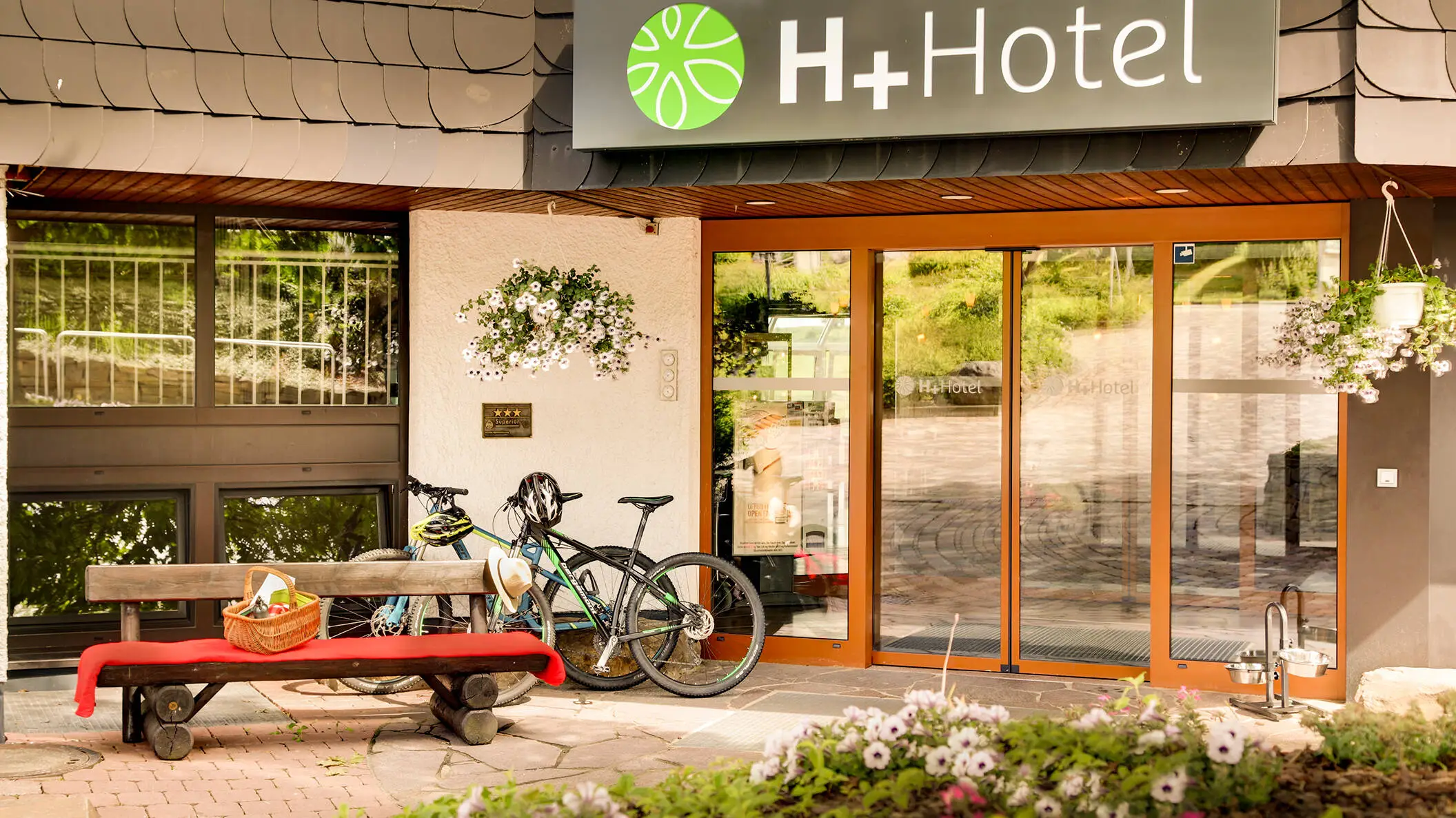 Ingresso dell'H+ Hotel Willingen con biciclette.