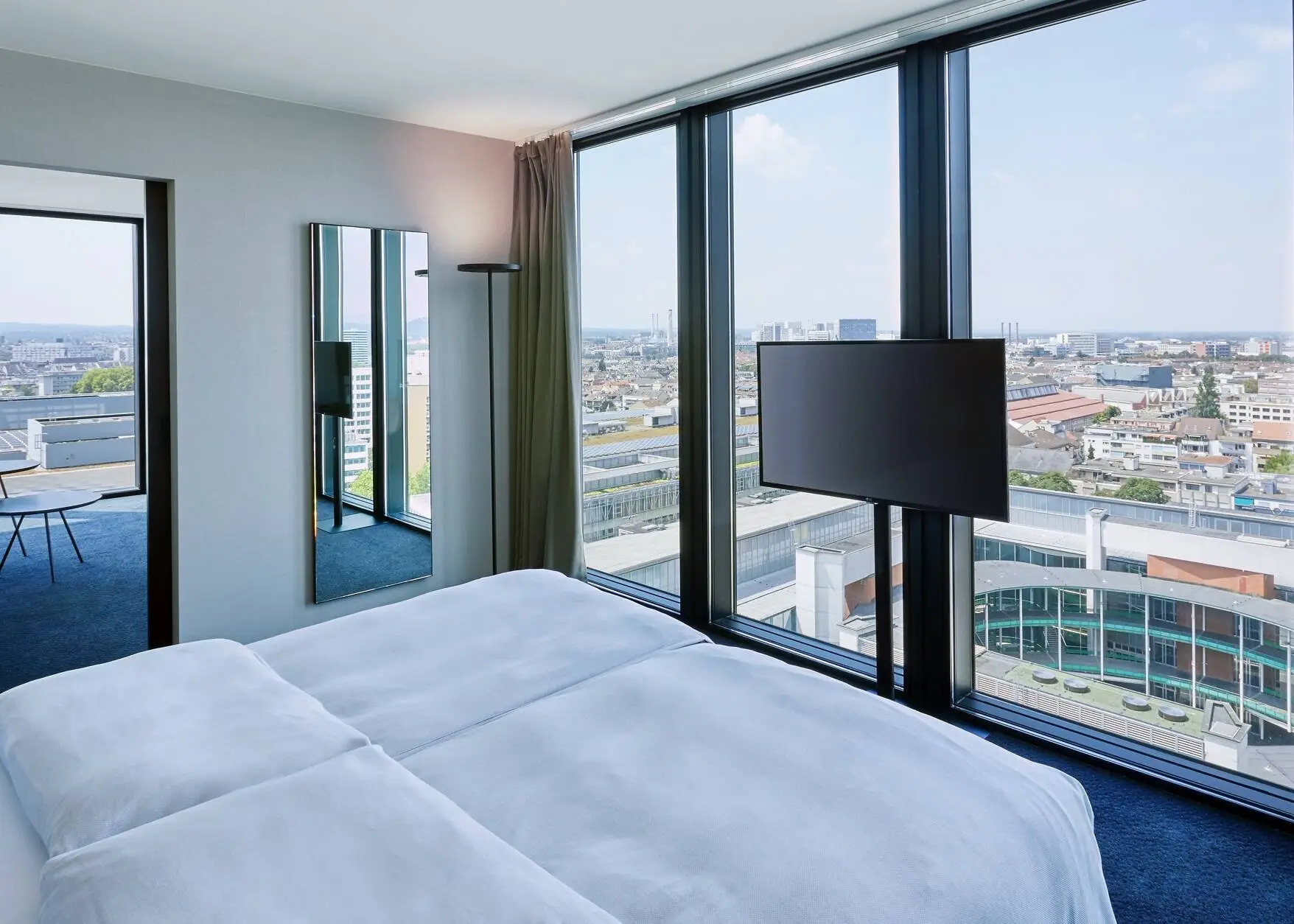 Hotelzimmer mit Panoramablick.