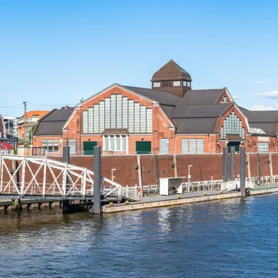 Große Backsteinhallen an der Elbe, als Deichtorhallen bekannt.