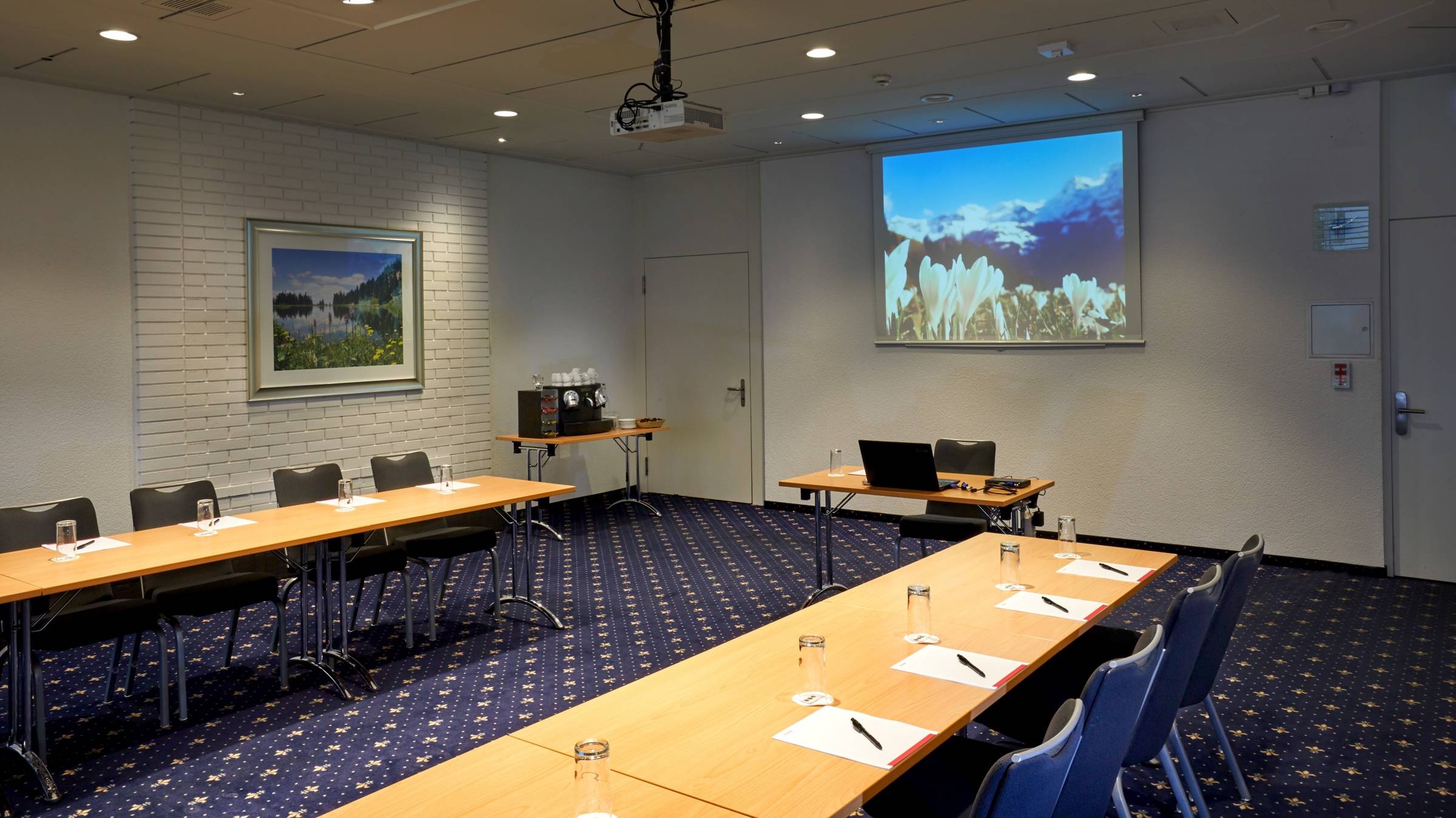 Verdunkelbarer Tagungsraum im H+ Hotel & Spa Engelberg - Offizielle Webseite Verdunkelbarer Tagungsraum im H+ Hotel & Spa Engelberg - Offizielle Webseite