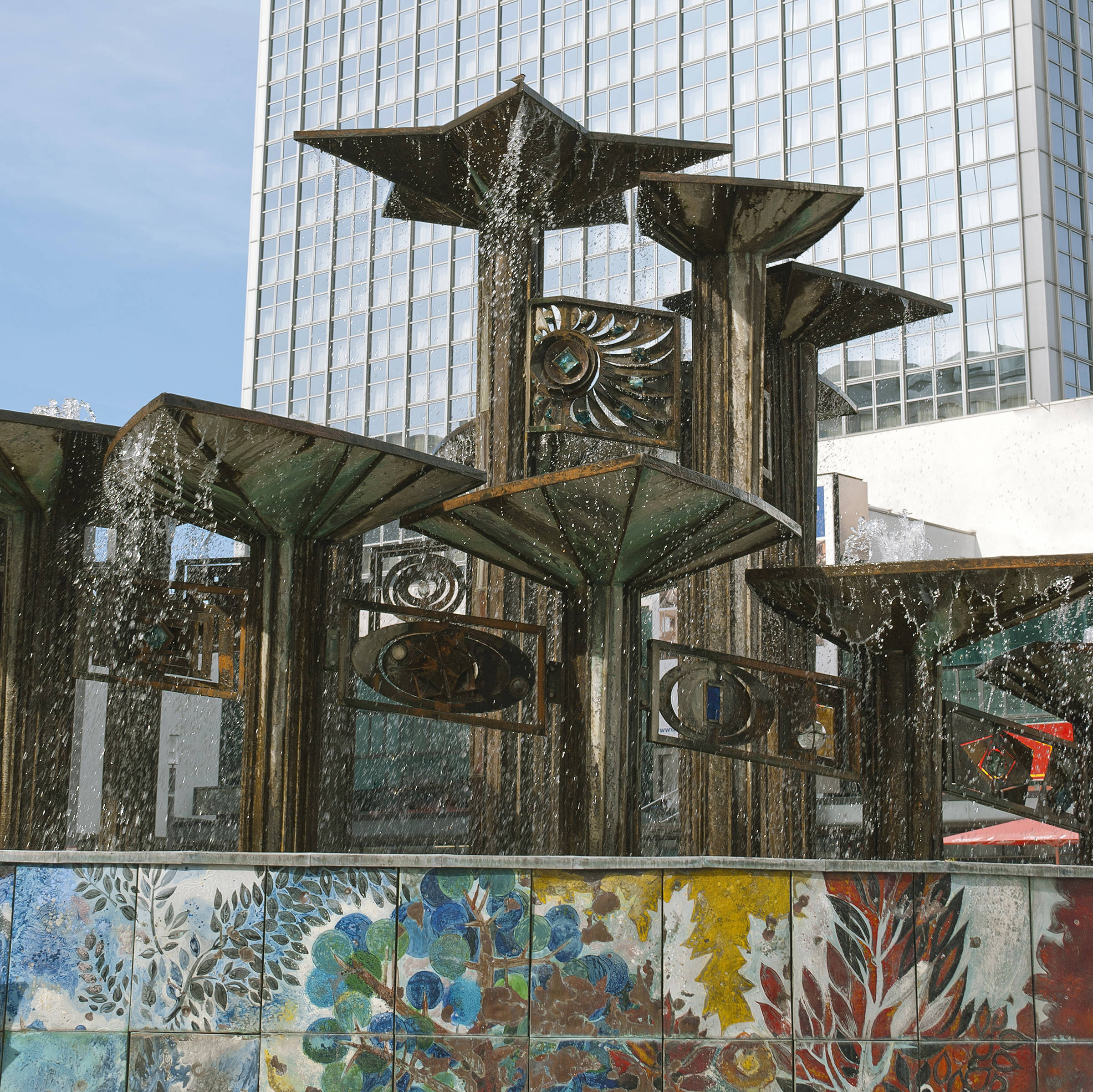 Der Brunnen der Völkerfreundschaft im Zentrum des Alexanderplatzes | H-Hotels Der Brunnen der Völkerfreundschaft im Zentrum des Alexanderplatzes | H-Hotels