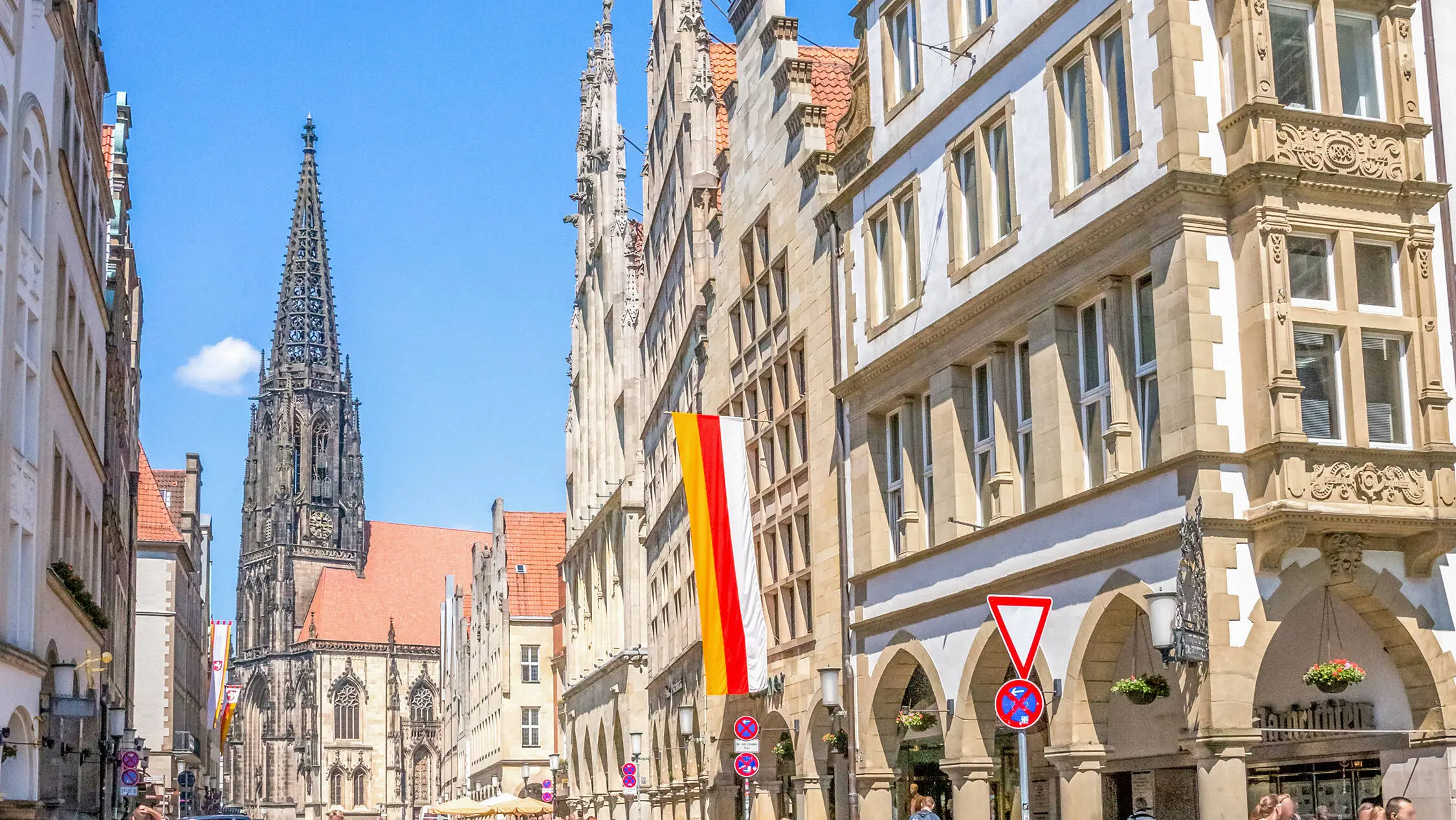 Pedestrians on Prinzipalmarkt with a view of St. Lamberti Church.