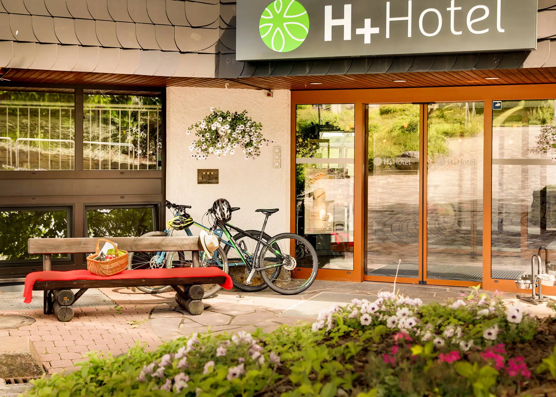 Entrada del hotel H+ Hotel Willingen con bicicletas.