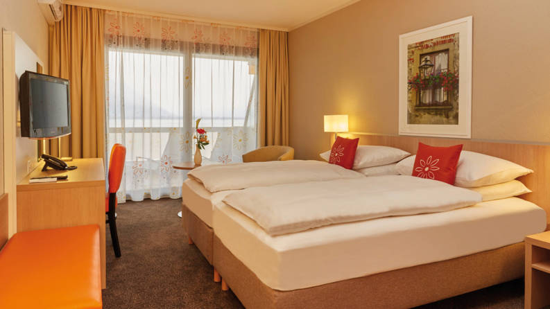 Lichte hotelkamer in het H4 Hotel Arcadia Locarno - Officiële website