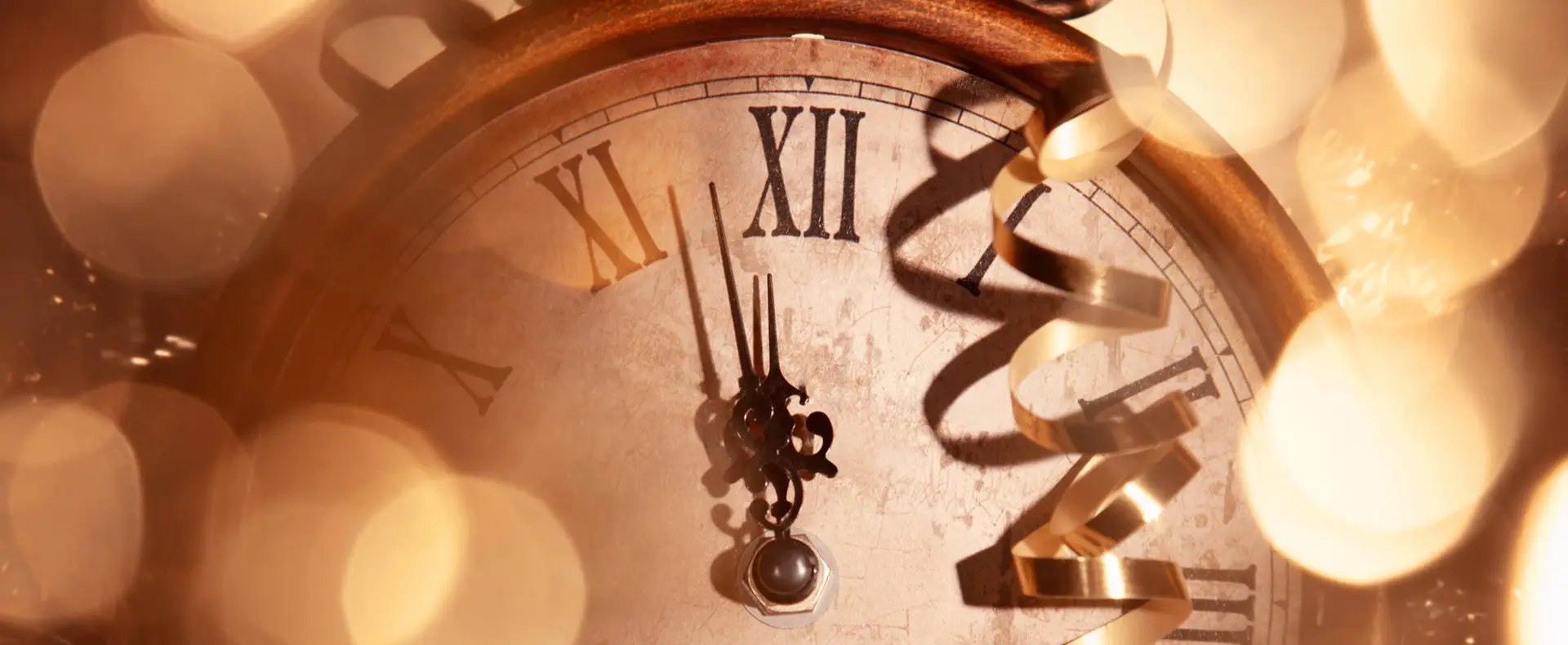 Alte Uhr zeigt kurz vor 12 Uhr. 