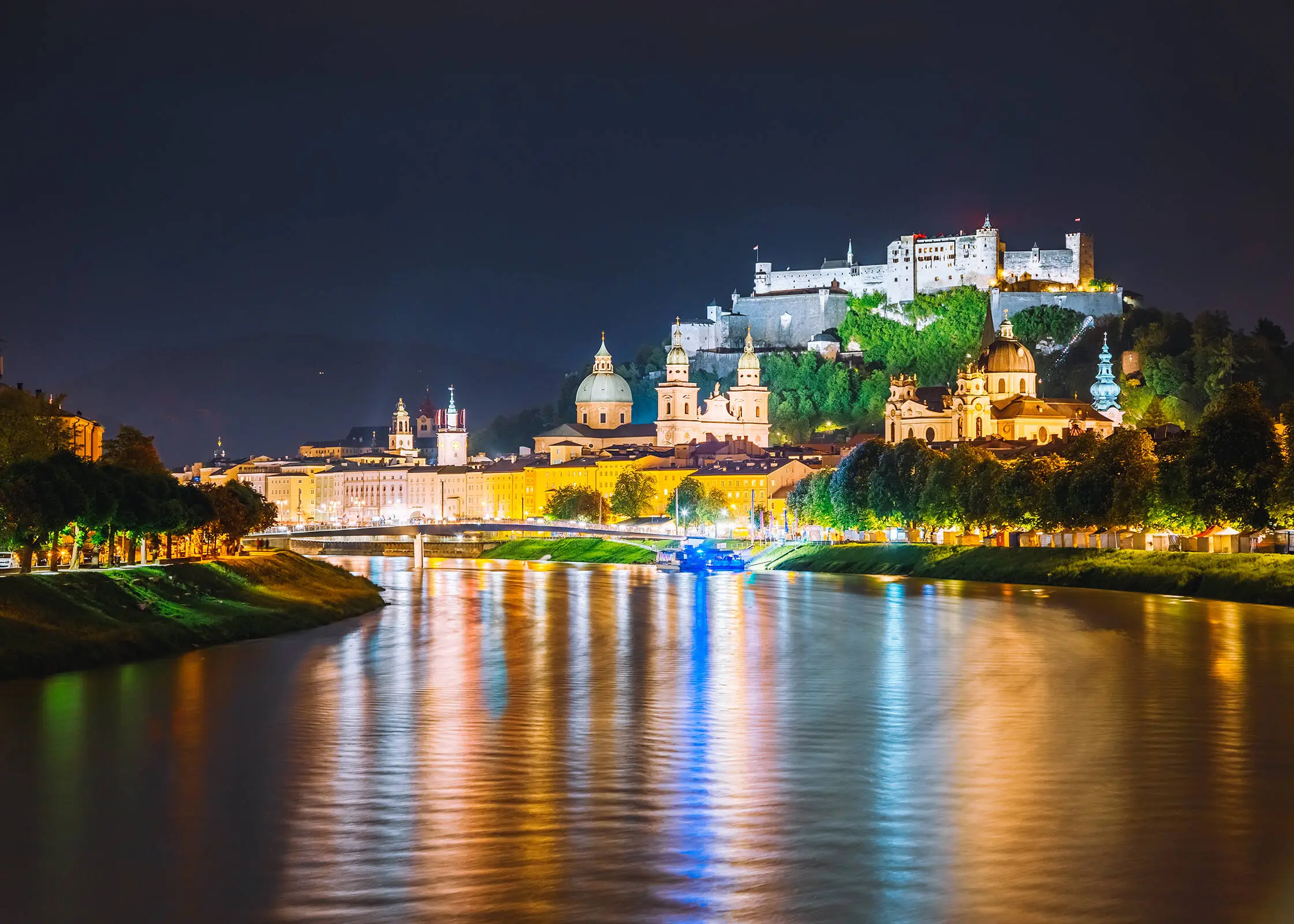Skyline di Salisburgo con la fortezza Hohenzollern di notte.