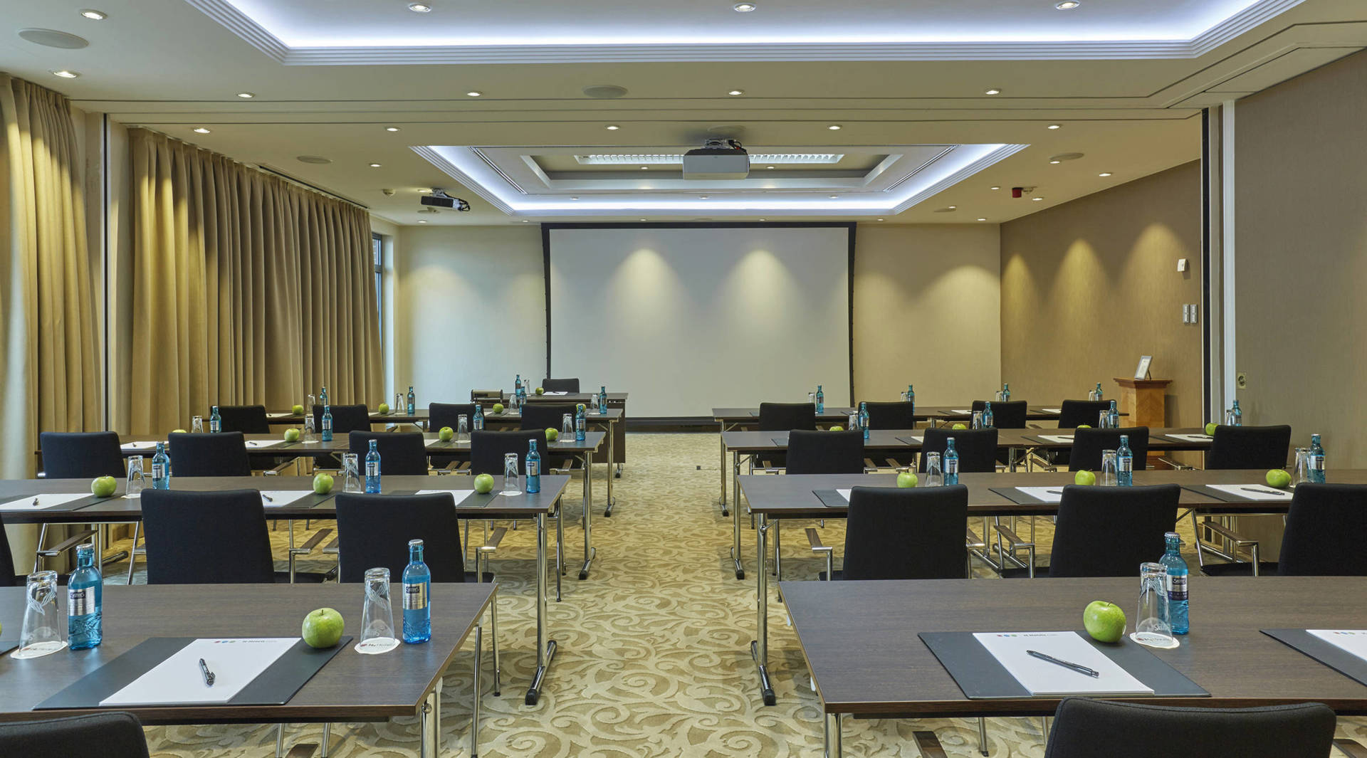 Modern meeting rooms at the H4 Hotel Hannover Messe - Official website