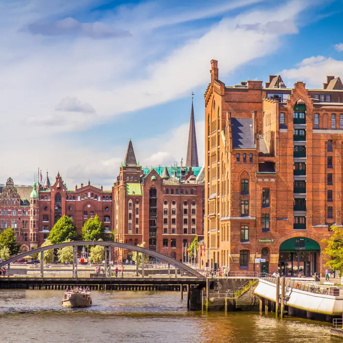 Speicherstadt mit vielen Backsteinhäusern, die an der Elbe stehen.