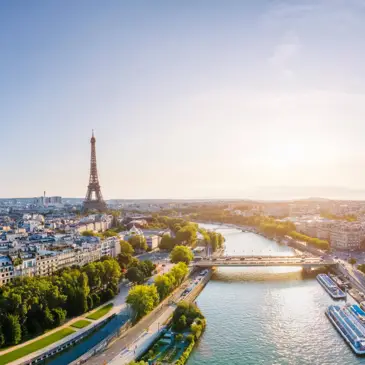 Blick über die Skyline von Paris beim Sonnenaufgang
