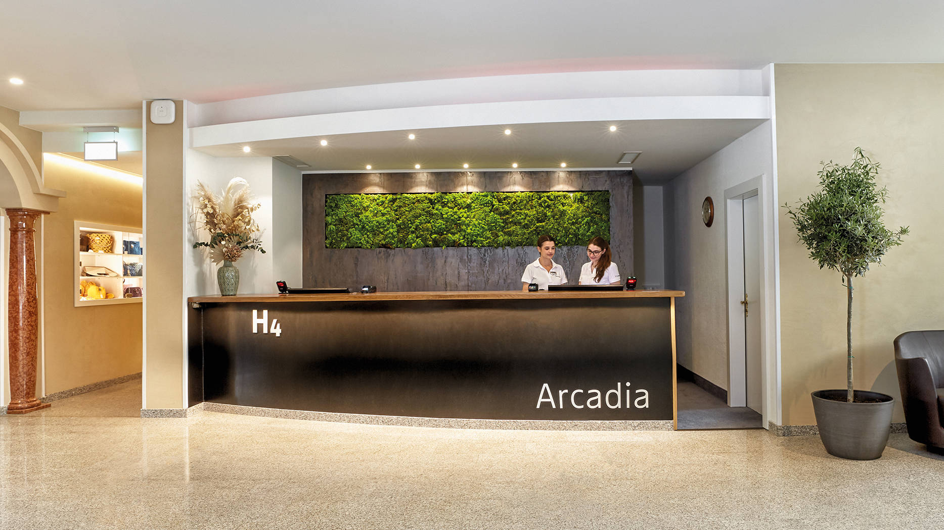 Empfang im H4 Hotel Arcadia Locarno - H-Hotels.com Empfang im H4 Hotel Arcadia Locarno - H-Hotels.com