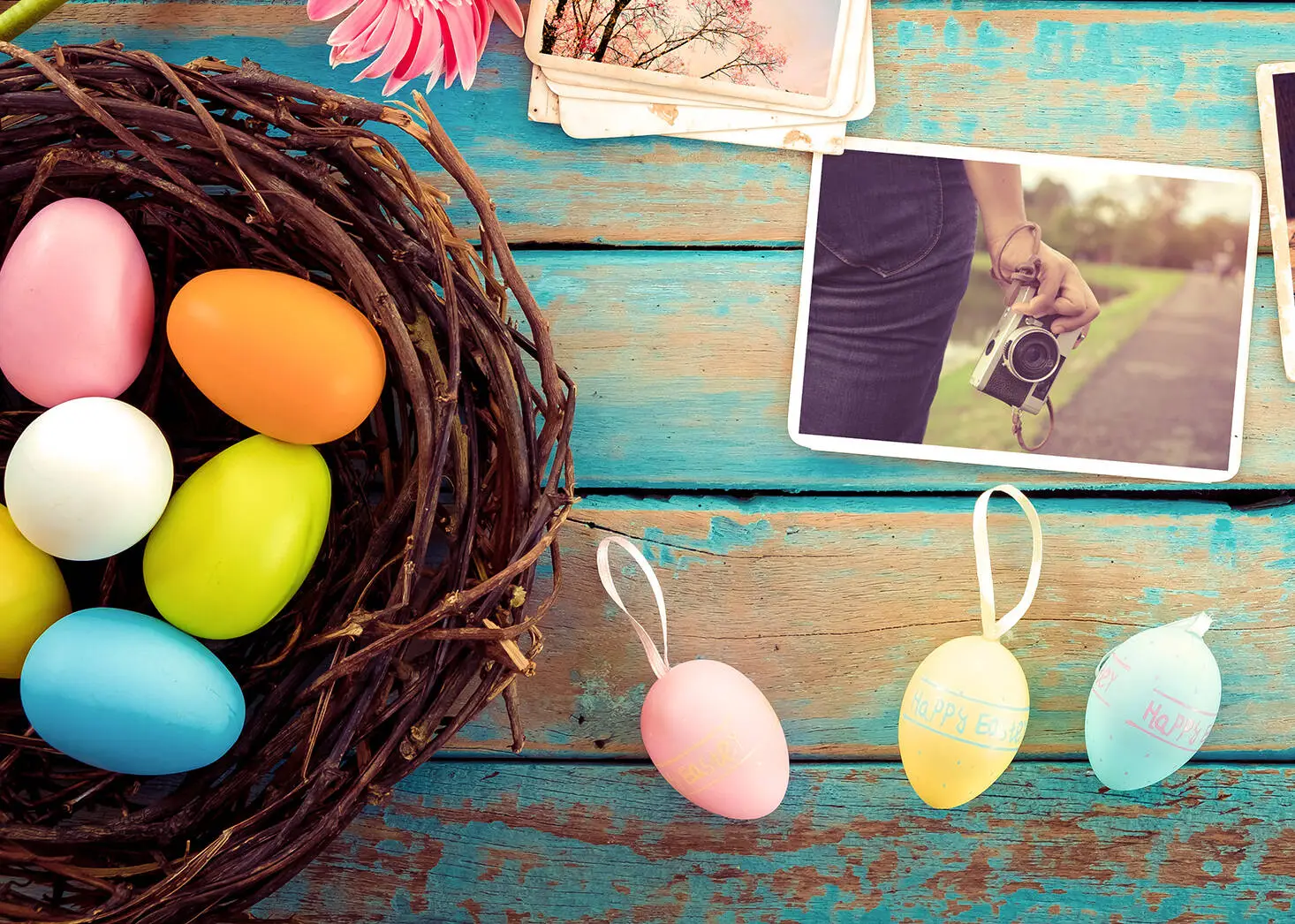 Osternest mit Collage von Reiseorten