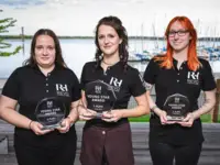 Gruppenfoto von drei Gewinnerinnen des Young Star Awards