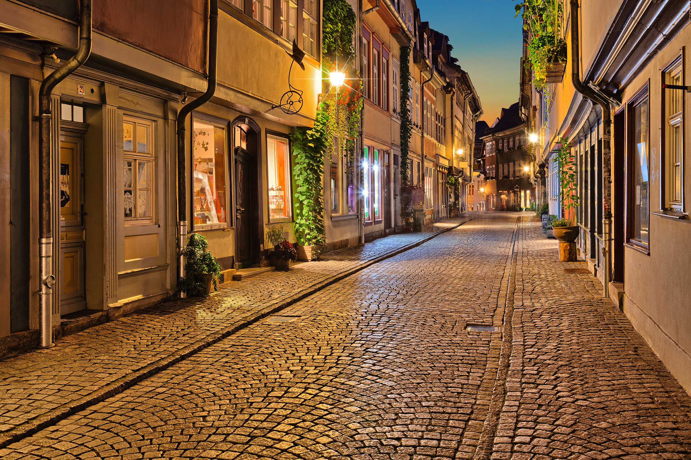 Beleuchtete Häuser und Geschäfte am Abend auf der Krämerbrücke in Erfurt