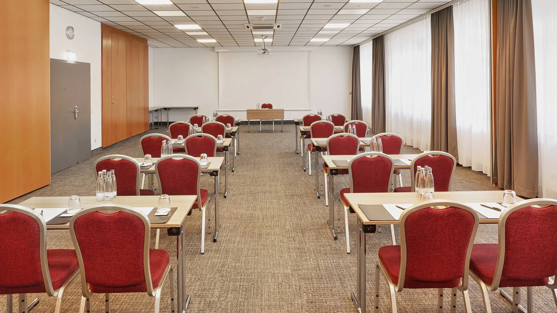 Tagungsraum in Parlamentsbestuhlung vom H+ Hotel Darmstadt