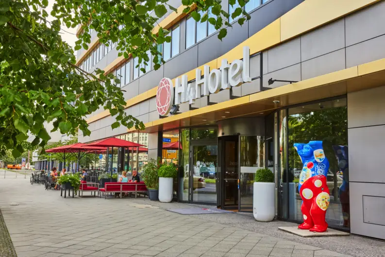 Entrance of the H4 Hotel Berlin Alexanderplatz - Official website