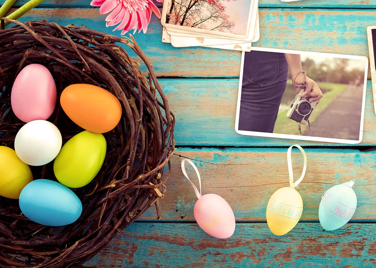 Cesta de Pascua con un collage de lugares de viaje