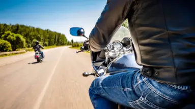 Motorradurlaub - Angebote bei H-Hotels.com Nahaufnahme eines Motorradfahrers