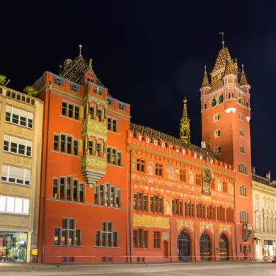 Rotes Rathaus beleuchtet bei Nacht.