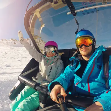 Zwei Skifahrer in einem Lift.