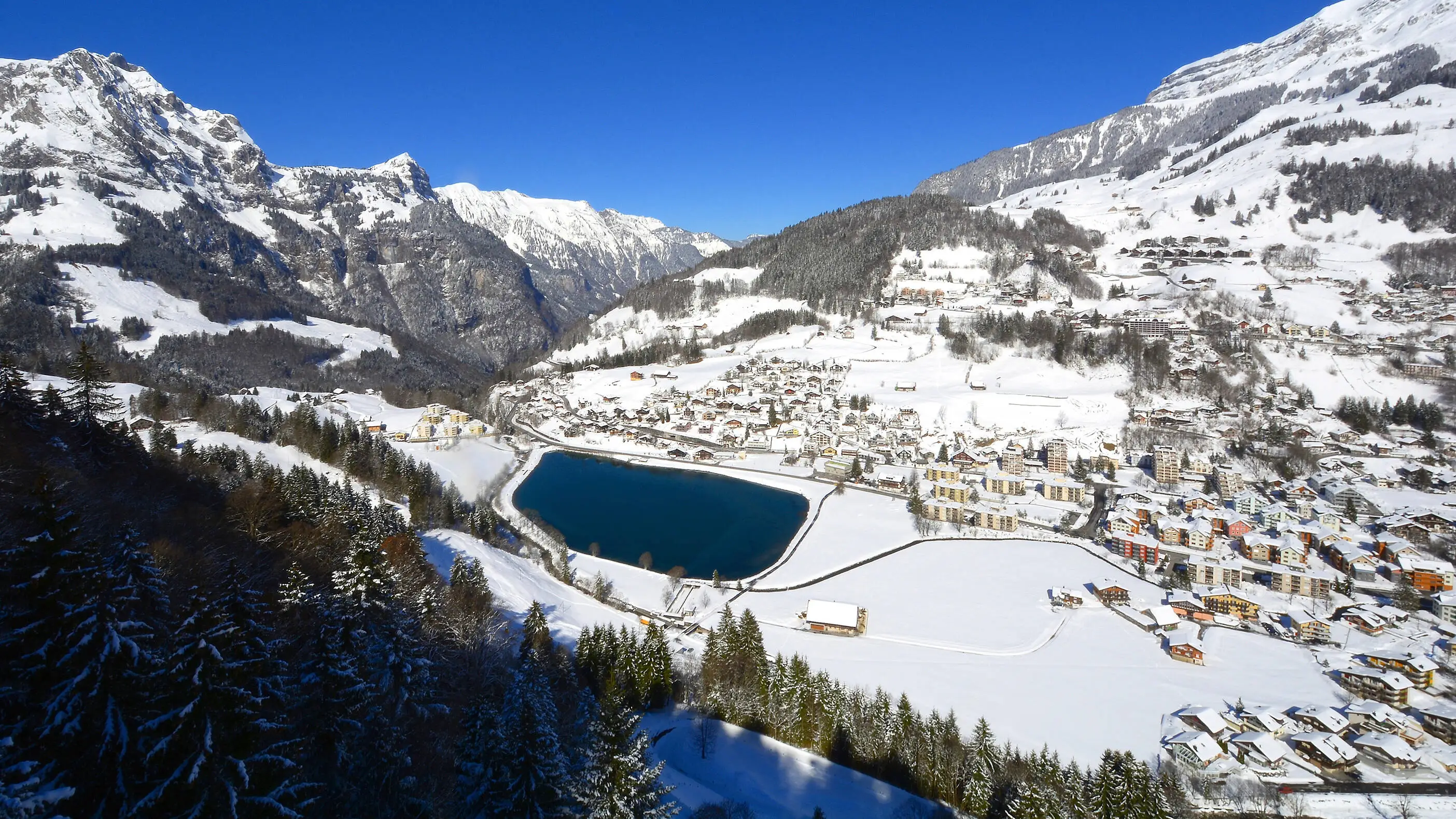 Engelberg im Winter von oben